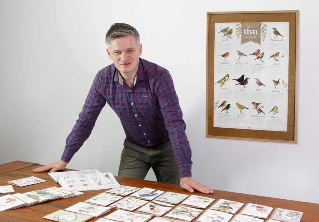 Johannes Herche mit plastikfrei VerpacktenKarten der Serie Naturliebe