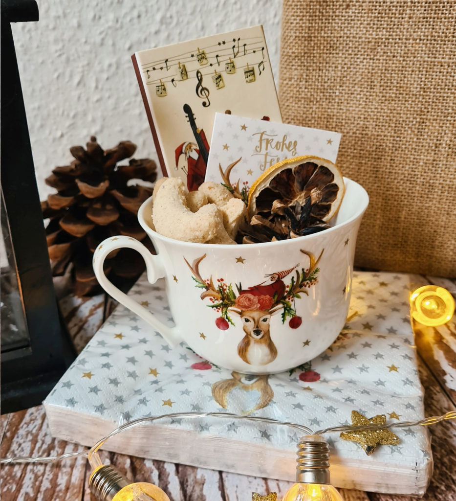 Weihnachtliche Tasse aus dem Grätz Verlag als kleines Wichtelgeschenk für Freunde Kollegen Frauen 