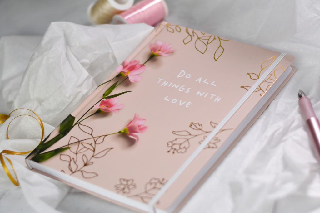 Geschenke für Frauen Notizbuch rosa mit Goldprägung und Soft Touch Cover Grätz Verlag