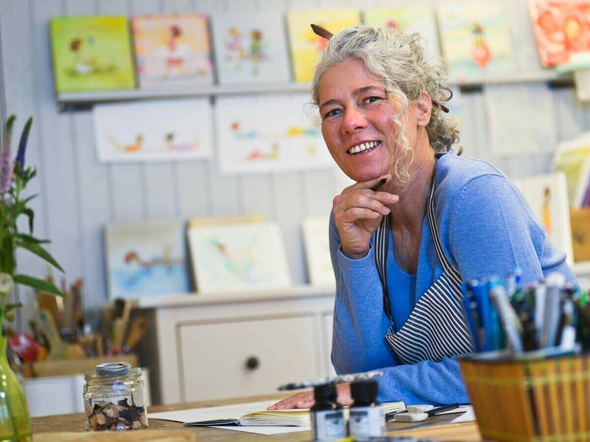Illustratorin Karin Tauer am Schreibtisch