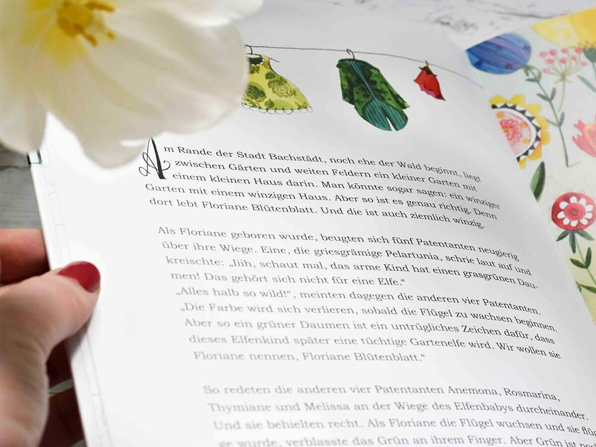 aufgeschlagene Buchseite mit Illustrationen von "Floriane Blütenblatt"