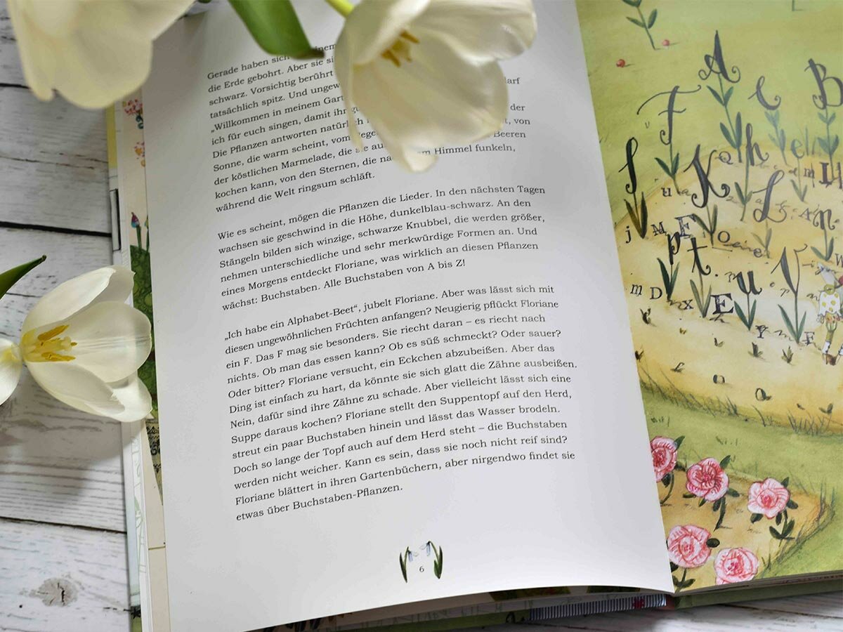 aufgeschlagene Buchseite mit Illustrationen von "Floriane Blütenblatt" mit weißen Tulpen